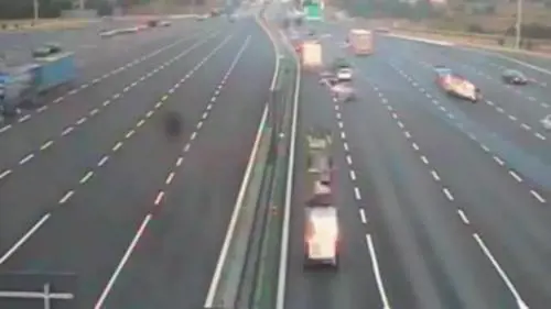 Il tir piomba su due auto: il momento dello schianto