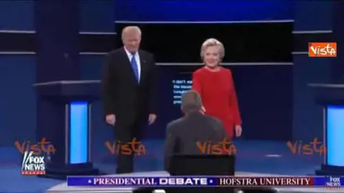 Usa, la stretta di mano tra Clinton e Trump 