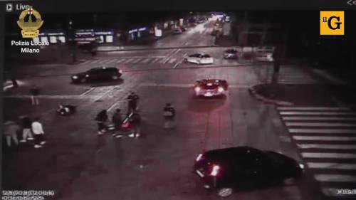 Milano, pirata della strada travolge una moto