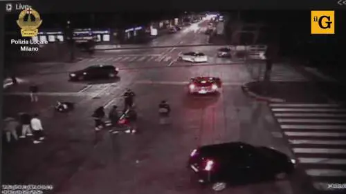 Milano, pirata della strada travolge una moto