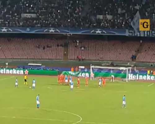 Martens batte una punizione alla Del Piero e fa esplodere il San Paolo 