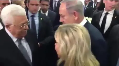 Stretta di mano tra Netanyahu e Abu Mazen