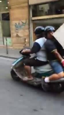 Napoli, due ragazzi trascinano un frigorifero in scooter