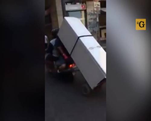 Napoli. Come trasportare un frigorifero sullo scooter