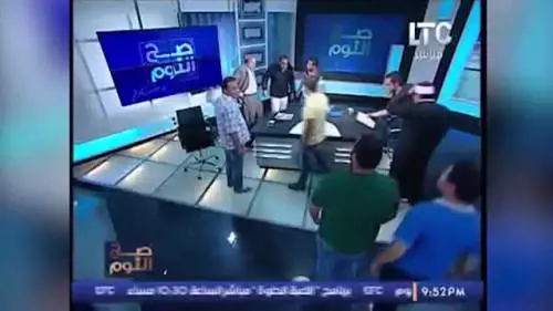 Imam moderato preso a "scarpate" in diretta tv