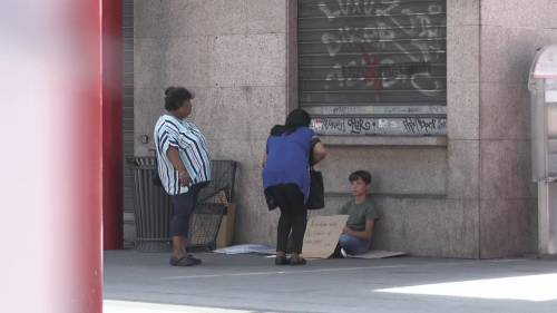 Milano, il mendicante che non chiede soldi ma fiducia nel padre
