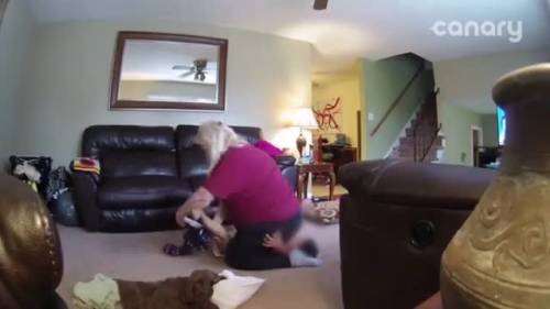 Baby sitter picchia il bambino down