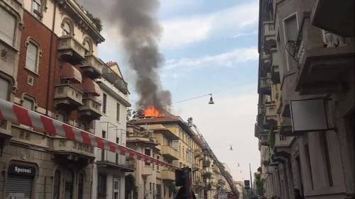 Milano, incendio in via Camillo Hajech
