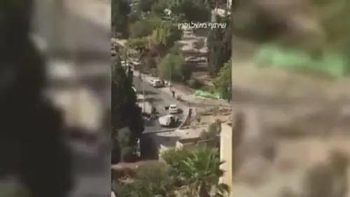 Attacco a Gerusalemme, i palestinesi dalle finestre: "Allahu akbar"