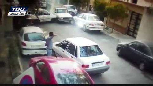 Iran, va in auto contromano. Poi impazzisce