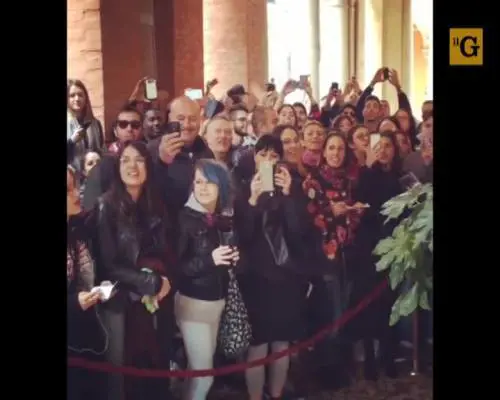 Bologna. Red Hot Chili Peppers si esibiscono in strada