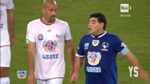 Maradona e Veron: lite alla partita della pace
