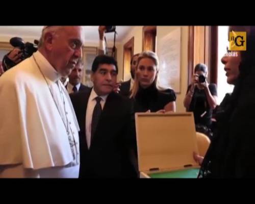 L'abbraccio fra Papa Francesco e Maradona