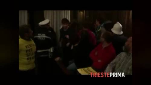Trieste, rissa in Comune: "Regeni non era un assassino come i marò"