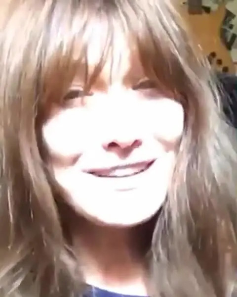 Carla Bruni rende omaggio a Bob Dylan cantando "Blowin in the wind"