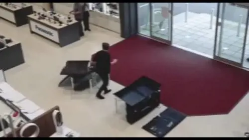 Il terrore di qualsiasi negoziante: un uomo per sbaglio distrugge 4 televisori in un colpo solo 