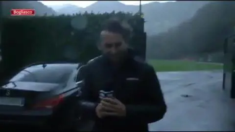 Genova, l'eroico inviato di Sky resiste alla raffiche di vento