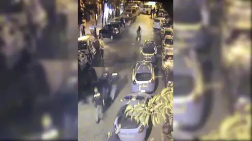 Napoli, poliziotto investito al posto di blocco