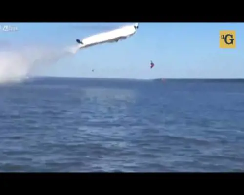 Il motoscafo fuoribordo decolla in gara. Muoiono entrambi i piloti