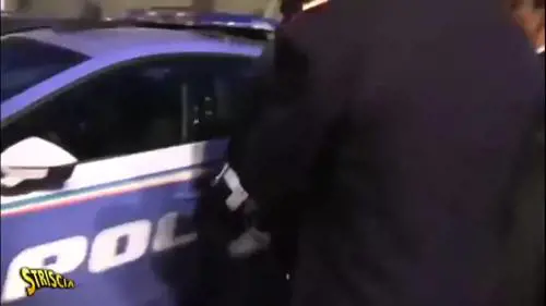 "Pagliaccio, ti spacco i denti". Agente aggredisce l'inviato di Striscia