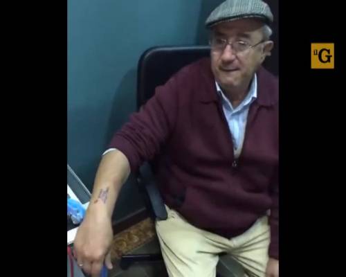 Primo tatuaggio a 71 anni. Anziano commuove il web