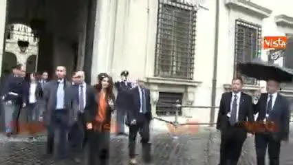 La Raggi scherza con i microfoni: "Ho già fatto colazione non serve così vicino"