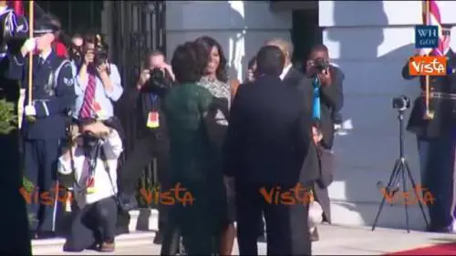 Renzi indeciso su come salutare Michelle