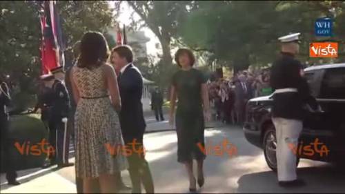Casa Bianca, Agnese Renzi rischia di inciampare sul tappeto