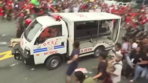 Manila, filmato choc: polizia investe manifestanti