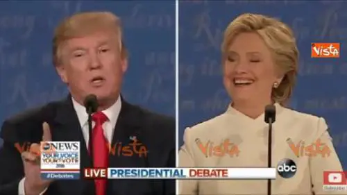 I sorrisetti di Hillary durante il dibattito con Trump
