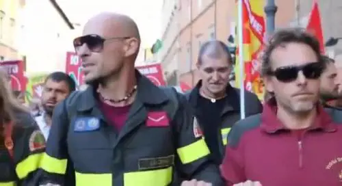 Il vigile del fuoco umilia Renzi