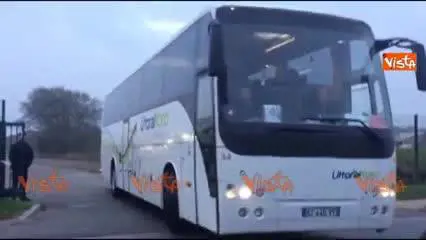 La partenza dei primi migranti da Calais