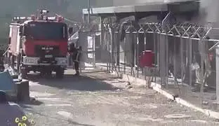 I vigili del fuoco nel campo profughi di Lesbo