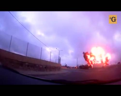 Malta, automobilista filma lo schianto di un aereo