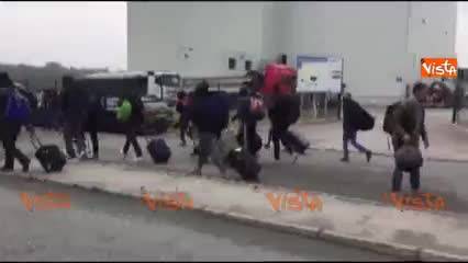 Calais, migranti fuggono al grido "Regno Unito"
