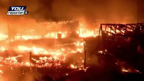 I migranti danno fuoco alla "Giungla" di Calais