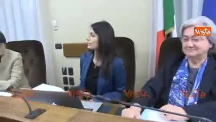 "Presidente, le brocche d'acqua". E Bindi ride in faccia alla Raggi