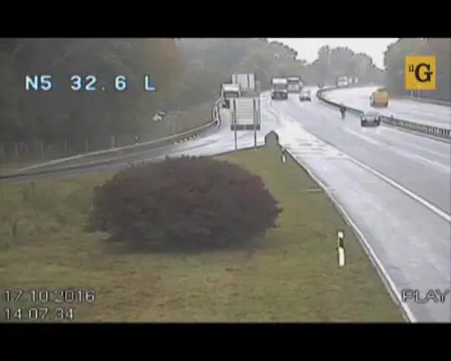 Automobilista rincorre a piedi la propria vettura in autostrada