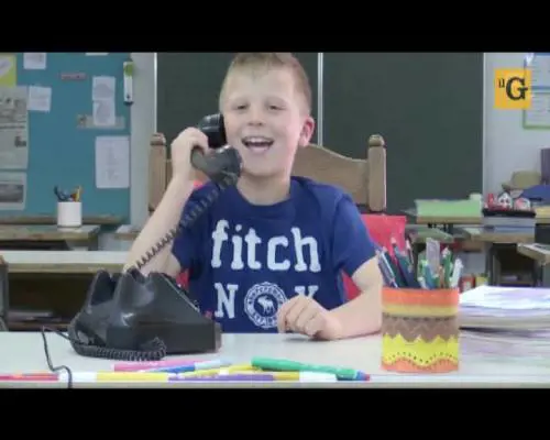 Bimbi moderni alle prese con un vecchio telefono a disco
