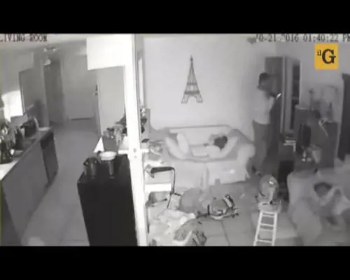 Ladro gli svaligia la casa e lui dorme beatamente