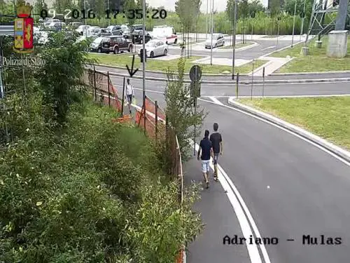 Fiamme al rifugio dei clochard: il video della "spedizione punitiva"