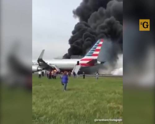 Chicago, aereo con 170 passeggeri va a fuoco durante il decollo
