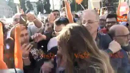 Boschi superstar fa selfie con i militanti