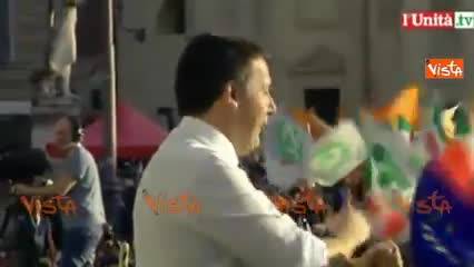 Renzi arriva sul palco e canta 'O sole mio