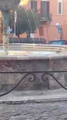 Il terremoto fa ondeggiare l'acqua della fontana