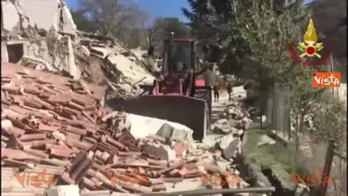 Buldozer apre la strada dalle macerie