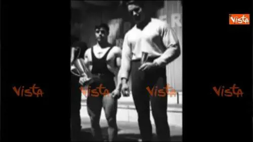 Schwarzenegger e l'amico sardo in bici e in palestra per festeggiare l'amicizia 