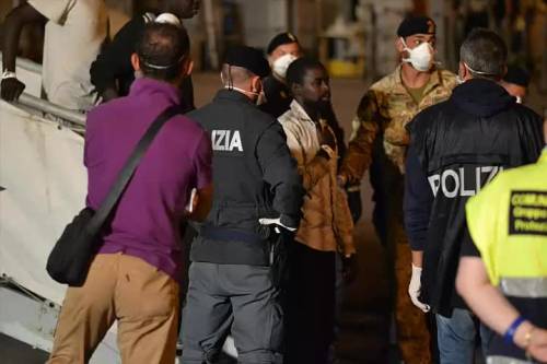 L'immigrato minaccia: "Ti spacco la faccia. La polizia? Non mi frega"