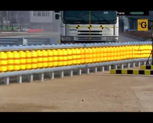 Guard rail intelligente rimette le auto in carreggiata