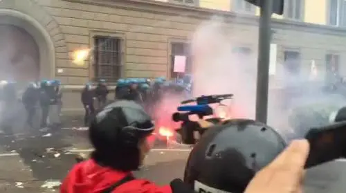 Lancio di oggetti contro la polizia